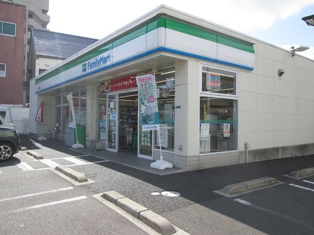 コンビニ　ファミリーマート（コンビニ）まで1100m