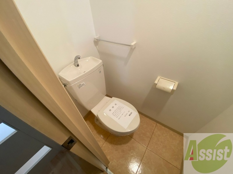 トイレ　こちらはトイレです。清潔感があり、安心して使用できます。