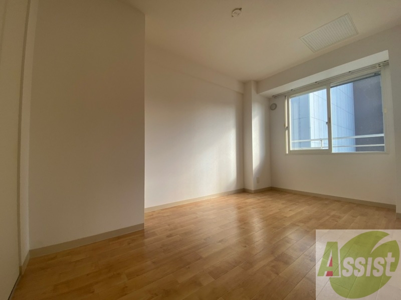 その他部屋・スペース　５帖の洋室です。広々として、きれいですね。