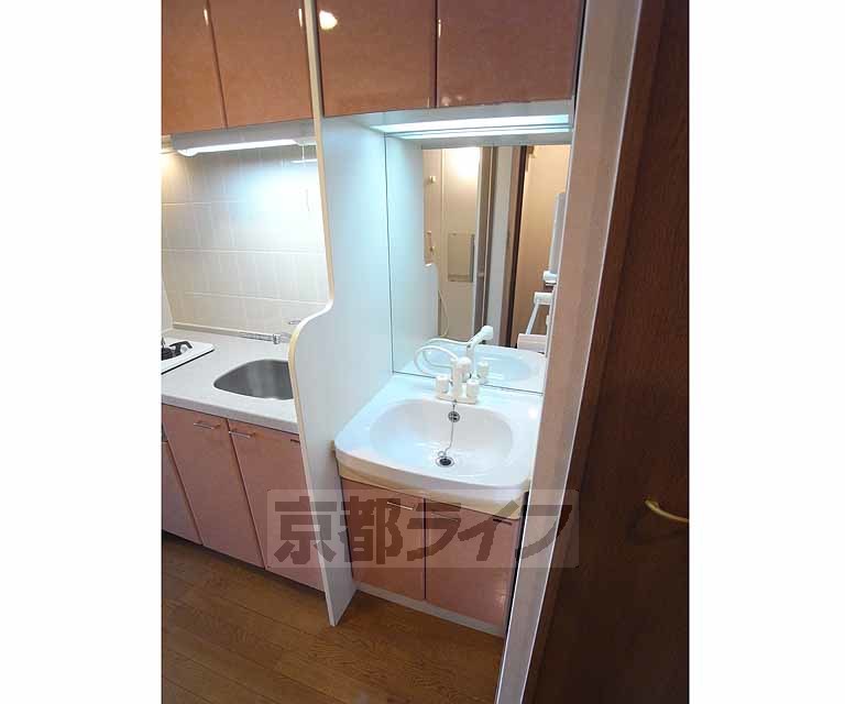 洗面設備　便利な洗面台です。