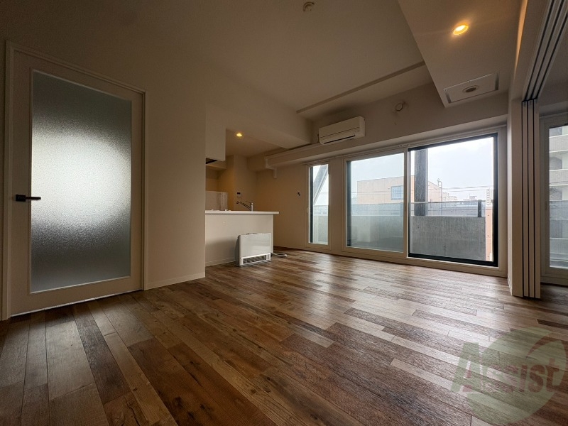 居室・リビング　リビングです。木目のフローリングが落ち着きますね。