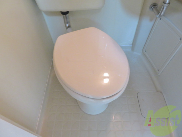 トイレ　ユニットタイプですのでシンプルなトイレとなっております