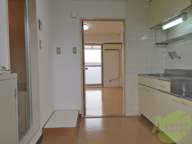 玄関　玄関から見たお部屋です。明るい落ち着いた雰囲気が感じられます