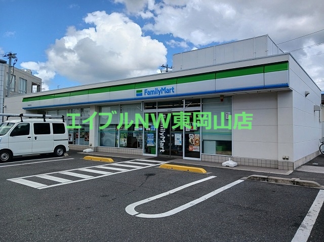コンビニ　ファミリーマート（コンビニ）まで500m