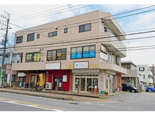 エントランス　お洗濯にも便利なバルコニー付き
