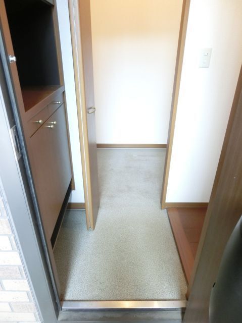 玄関　玄関すぐ隣に収納スペースがあります。