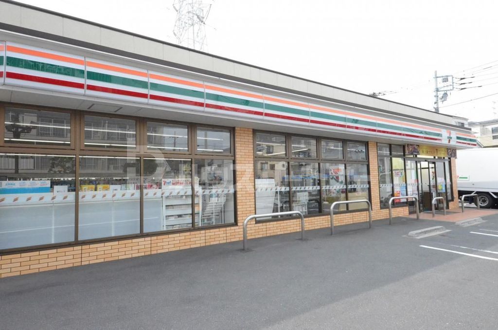 コンビニ　セブンイレブン足立花保南店（コンビニ）まで420m
