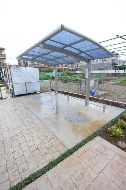 エントランス　屋根付き駐輪場