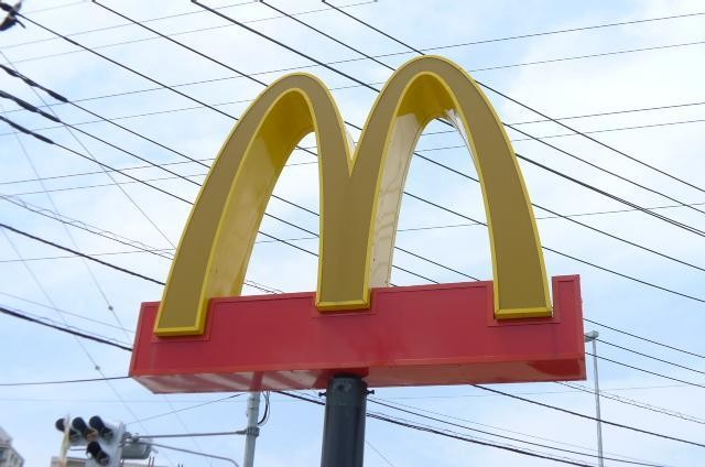 飲食店　マクドナルド（飲食店）まで840m