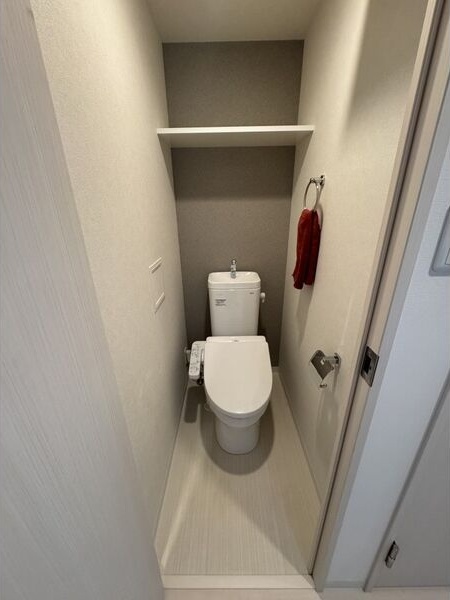 トイレ　落ち着いた色調のトイレです