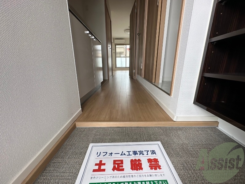 玄関　玄関から撮影しました。段差が低いのでつまづきにくいですね。