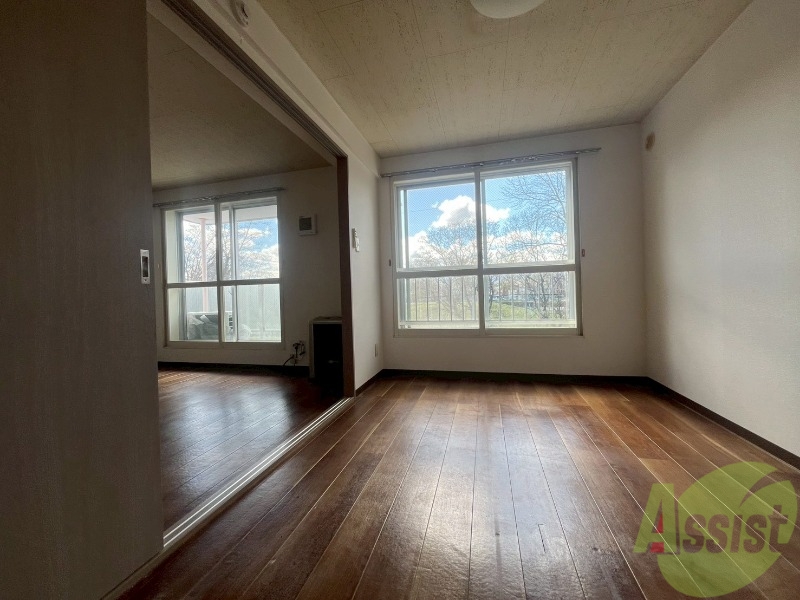 その他部屋・スペース　こちらのお部屋は光が差し込む、温かみのあるお部屋です。