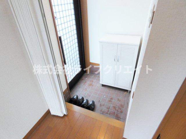 玄関　※クリーニング前の写真になります。