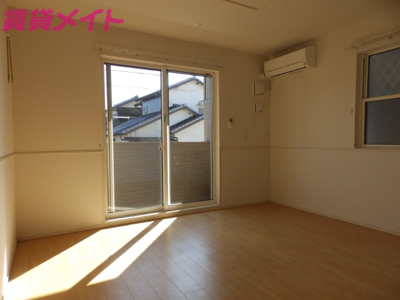 居室・リビング　同タイプ部屋反転写真