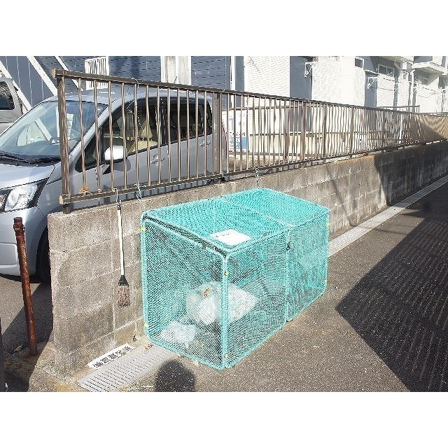 その他　ゴミ置場は駐車場脇にあります♪