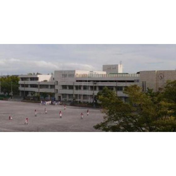 中学校　横浜市立秋葉中学校（中学校）まで933m