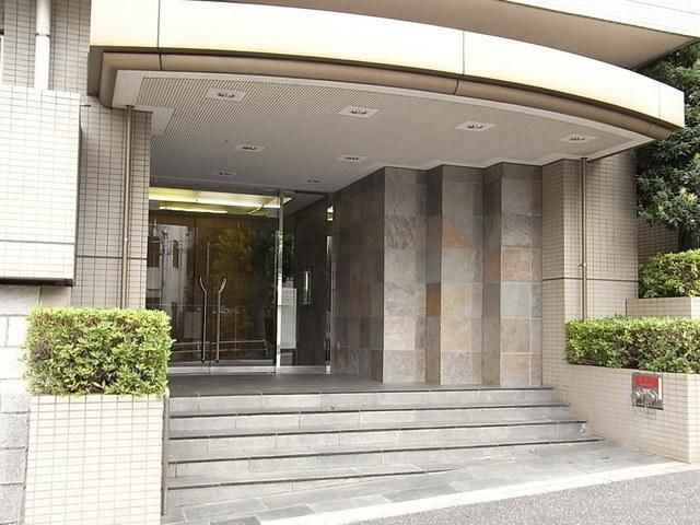 建物外観　落ち着きのあるエントランス周辺