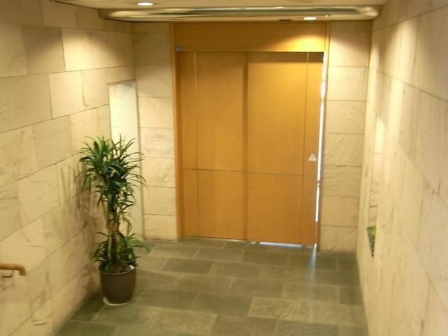 エントランス　オートロック付きエントランス