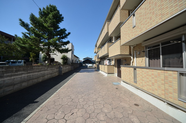エントランス　★共用部分もしっかりお手入れされています★