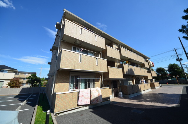 建物外観　★程よい緑に囲まれた、居心地の良い物件です★