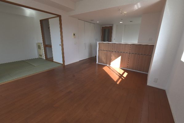 居室・リビング　収納のあるオープンキッチンのダイニング