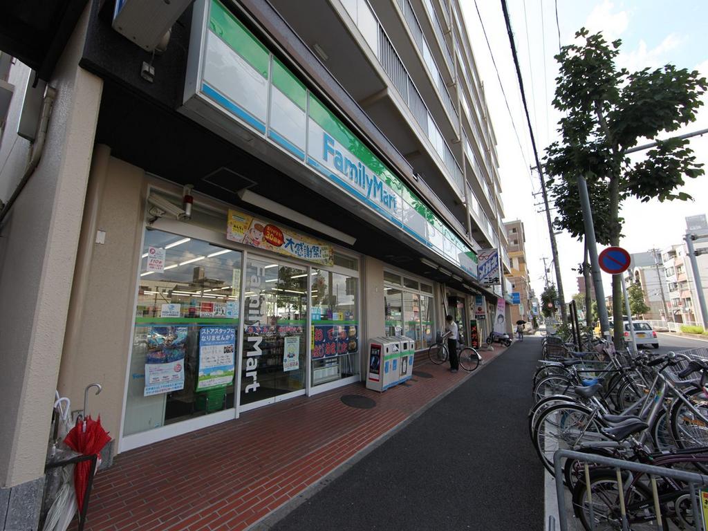 コンビニ　ファミリーマート 川名駅前店 (コンビニ)（コンビニ）まで400m