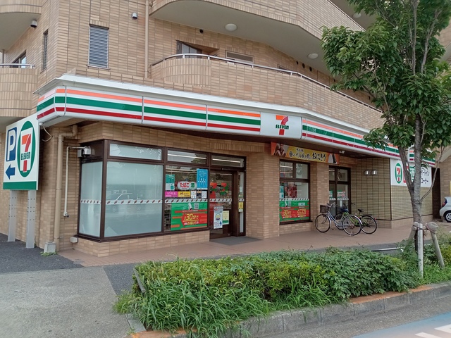 コンビニ　セブンイレブン（コンビニ）まで401m