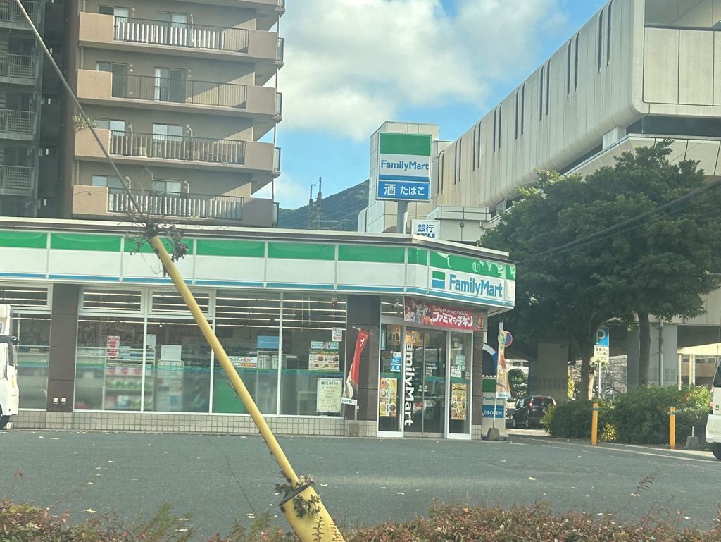 コンビニ　ファミリーマート小倉企救丘駅前店（コンビニ）まで530m