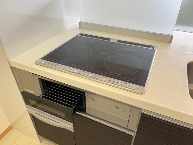 キッチン　グリル付き三口IHクッキングヒーター