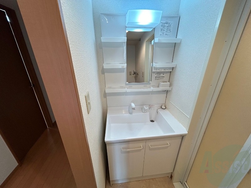 洗面設備　大きくて使いやすそうな独立洗面台になっています。