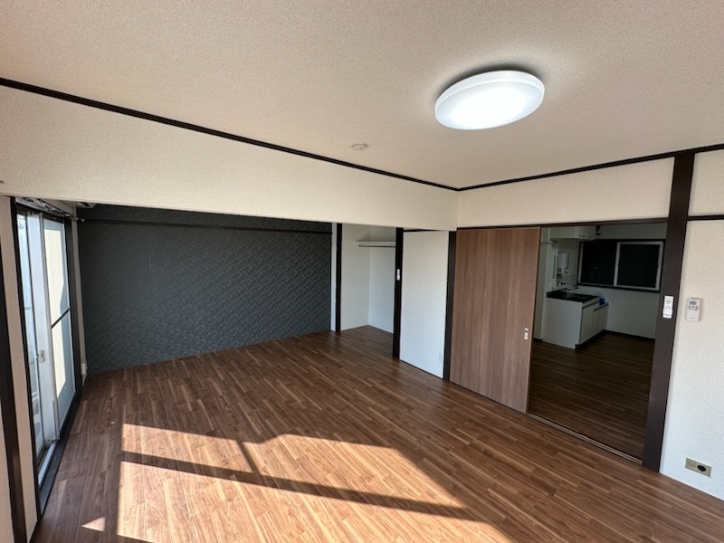 その他部屋・スペース　洋室12帖　　バルコニー側より撮影