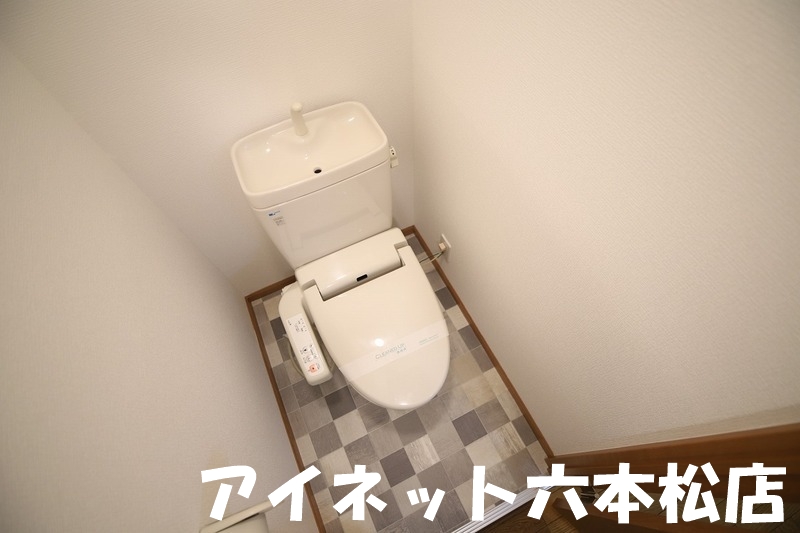 トイレ　温水洗浄便座付きです