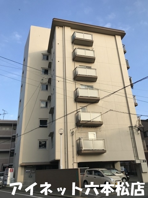 建物外観　最寄り駅まで徒歩4分圏内の人気マンションです