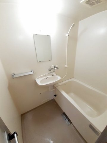 バス・シャワールーム　コンパクトで使いやすいお風呂です