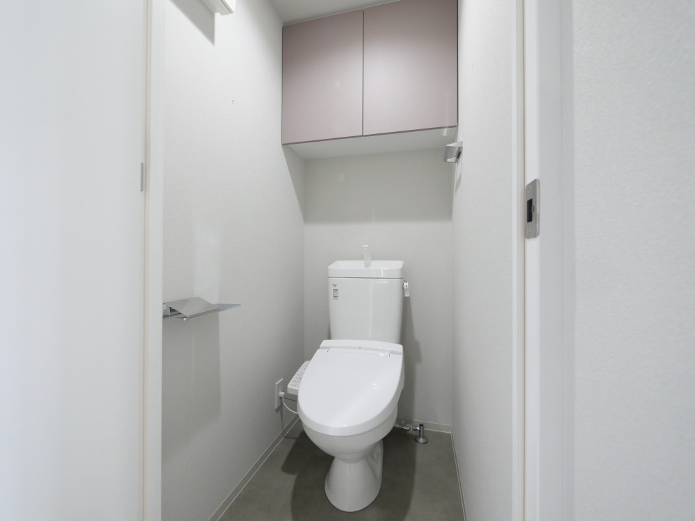 トイレ　落ち着いた色調のトイレです