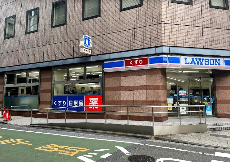 コンビニ　ローソン新宿御苑北店（コンビニ）まで128m
