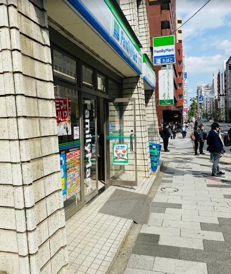 コンビニ　ファミリーマート新宿通り店（コンビニ）まで204m