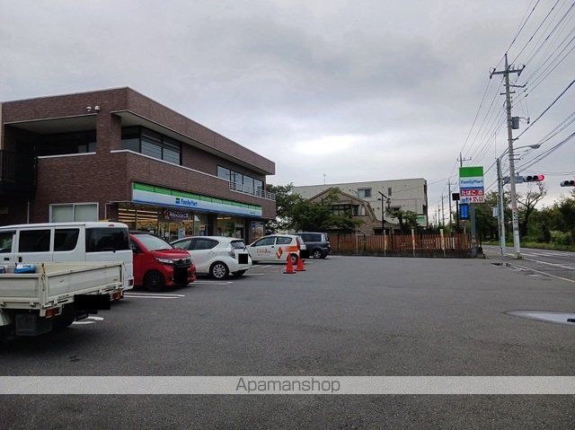 コンビニ　ファミリーマート（コンビニ）まで500m