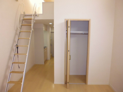 収納　ハンガーパイプ付き