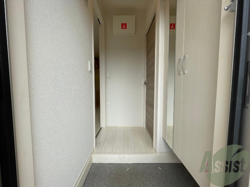 玄関　こちらは玄関になります。照明設備多めに付いています。