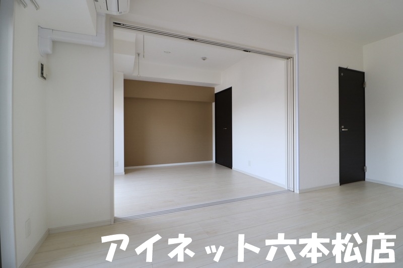 居室・リビング　家具の配置がしやすいリビングですね