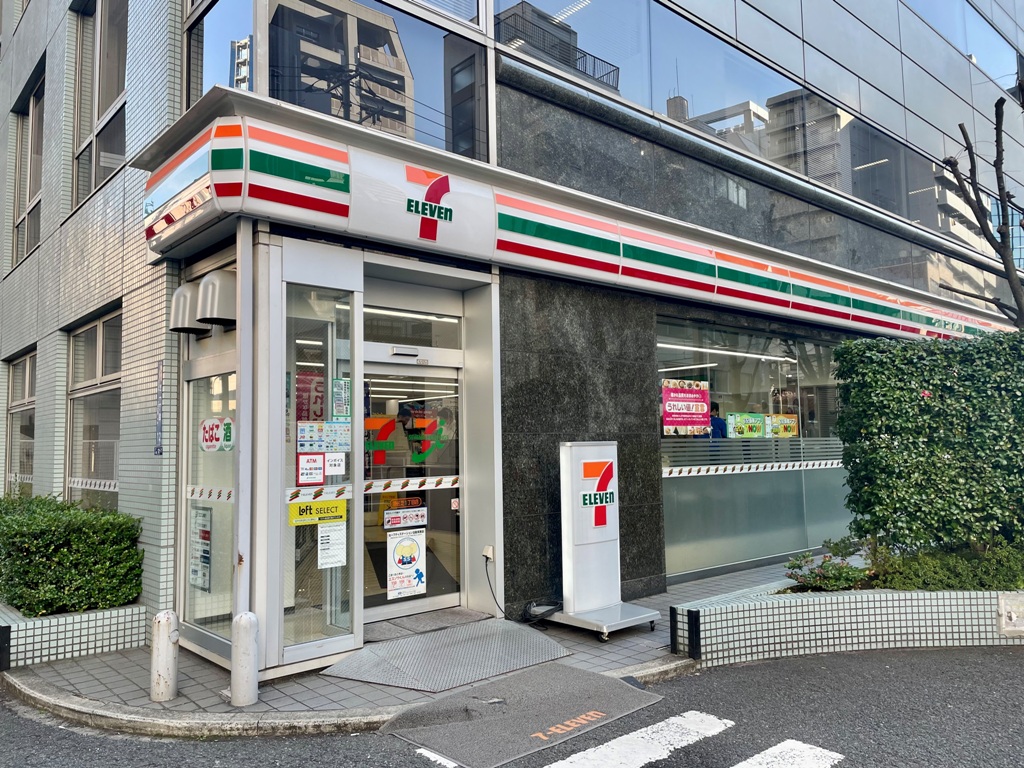 コンビニ　セブンイレブン港区芝1丁目店（コンビニ）まで158m