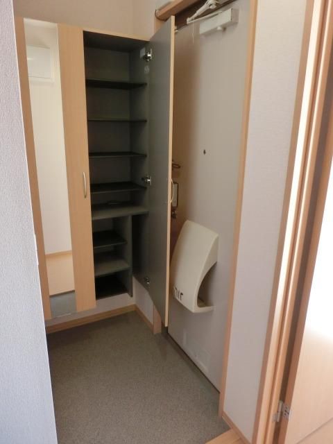 玄関　トールタイプのシューズボックス