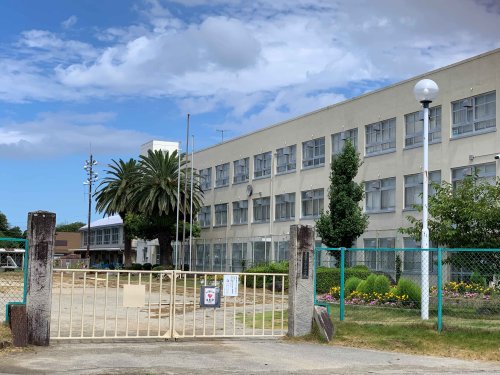 小学校　豊橋市立大崎小学校（小学校）まで842m