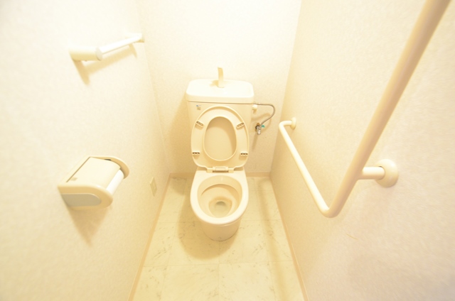 トイレ　温水洗浄便座付きのトイレです♪