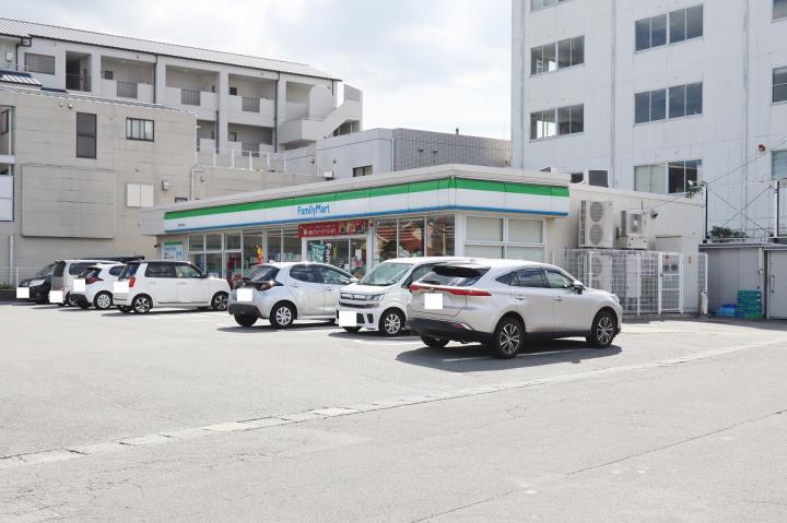 コンビニ　ファミリーマート徳島山城西店（コンビニ）まで181m