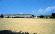 小学校　甲斐市立竜王小学校（小学校）まで615m