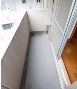 バルコニー　暖かな日差しのふりそそぐバルコニー