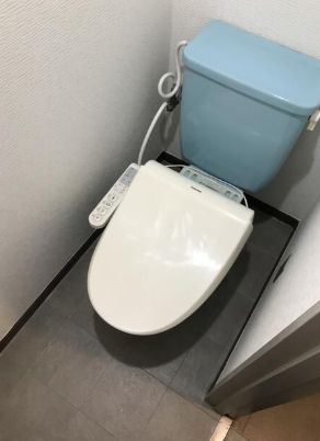 トイレ　落ち着いた色調のトイレです
