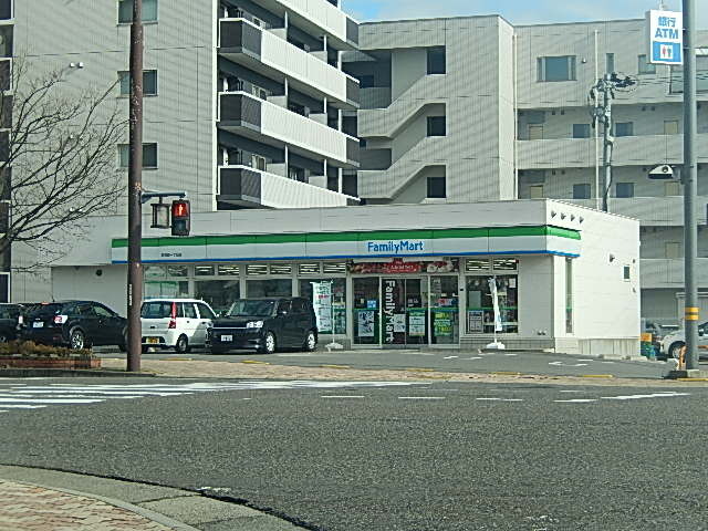 コンビニ　ファミリーマート新潟鐙一丁目店（コンビニ）まで422m